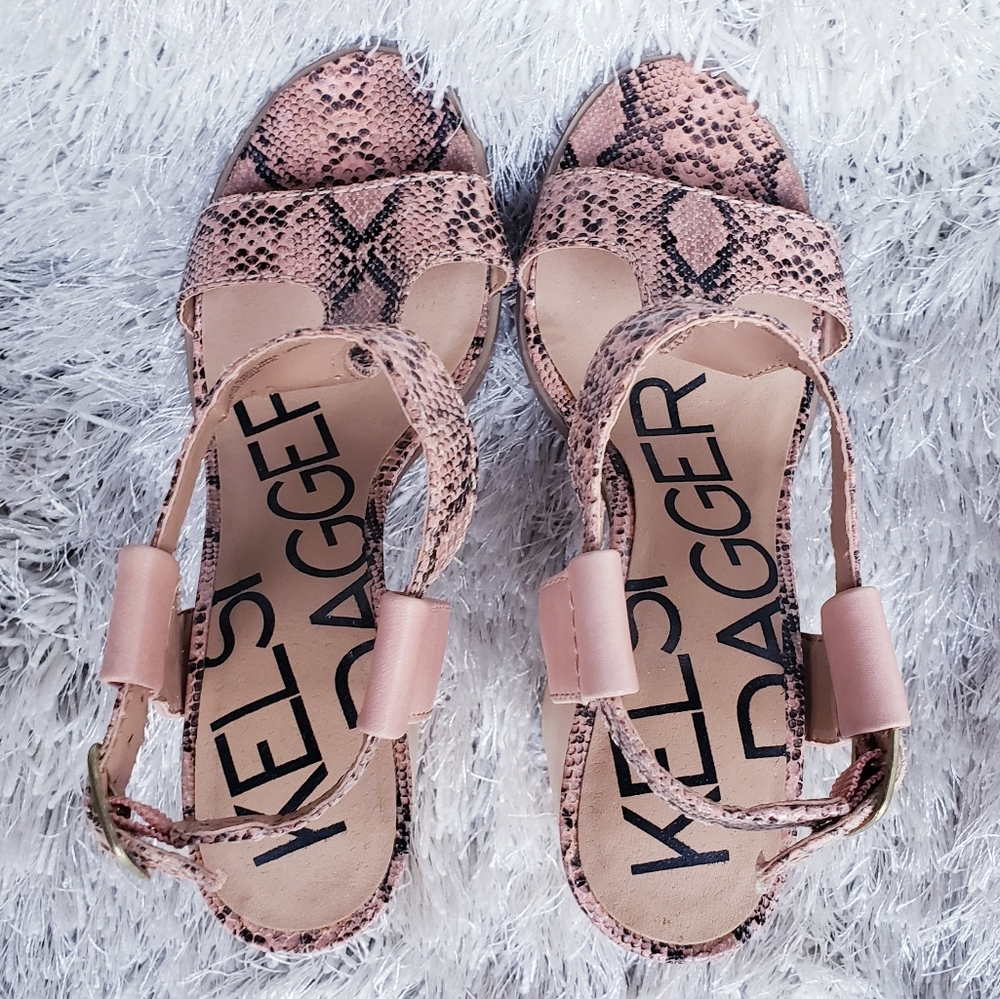 Kelsi Dagger Brooklyn Tan Snakeskin T-Strap Block Heel Sandals Sz 6 - Picture 2 of 7
